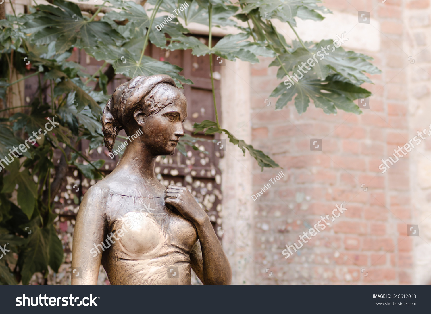 statue of Juliet  Juliet's house  Verona  Italy